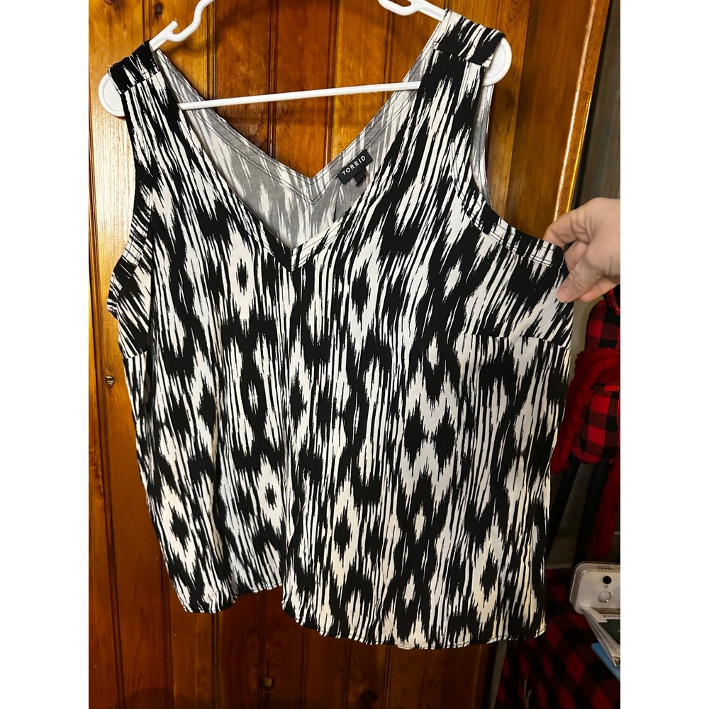 Torrid Black White Ikat Print‎ V Neck Sleeveless Tank Top Plus Size 1x - Picture 4 of 4